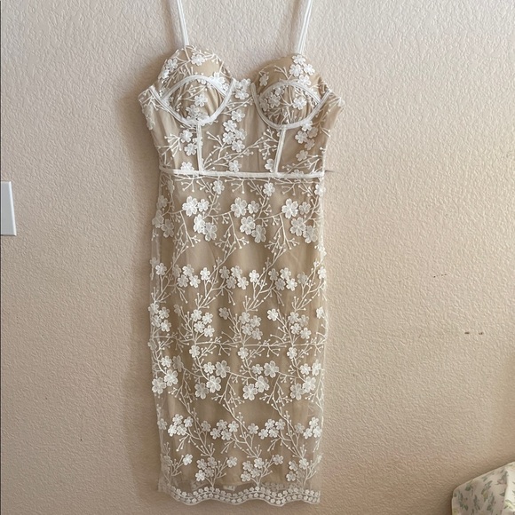 other Dresses & Skirts - Elegant Floral Dress in Cream and White